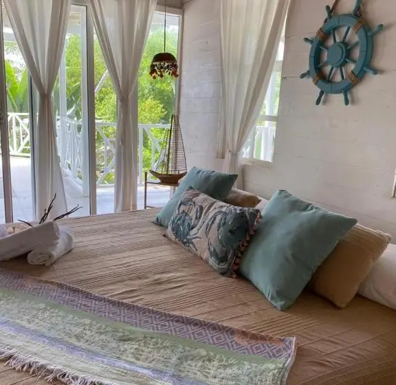 اتاق لوکس, Islander House On Rocky Cay Beach