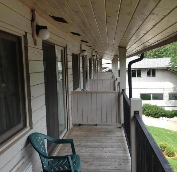 Полулюкс с Балконом, Paddle Wheel Inn