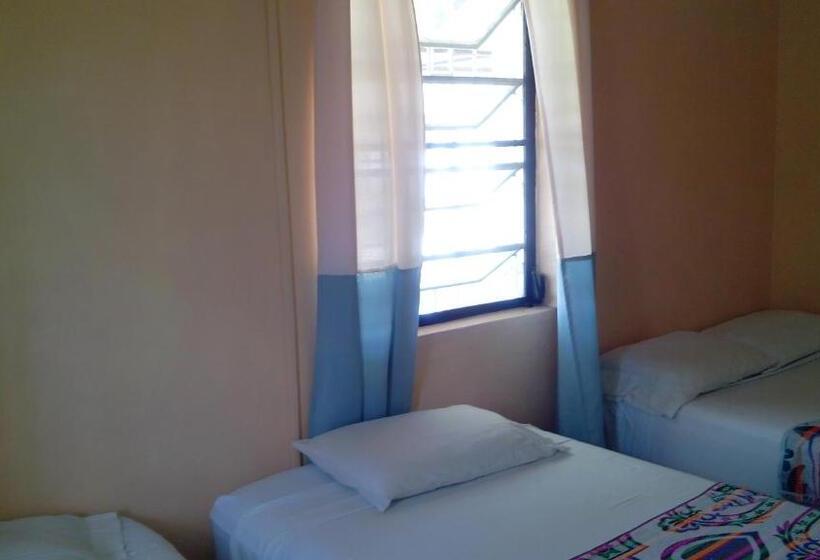 Economy Triple Room, Don Santiago Guesthouse Downtown