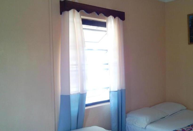 Economy Triple Room, Don Santiago Guesthouse Downtown