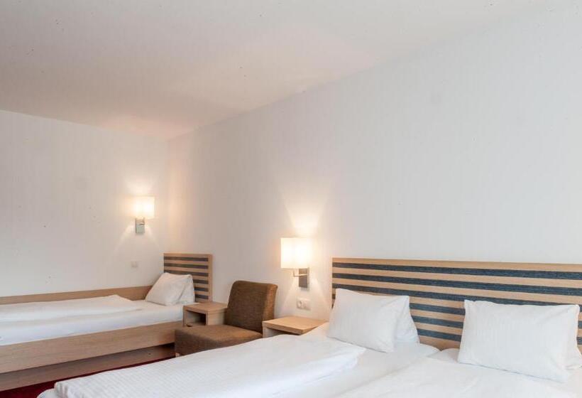 Standard Kolmen Hengen Huone, Gästehaus Brugger