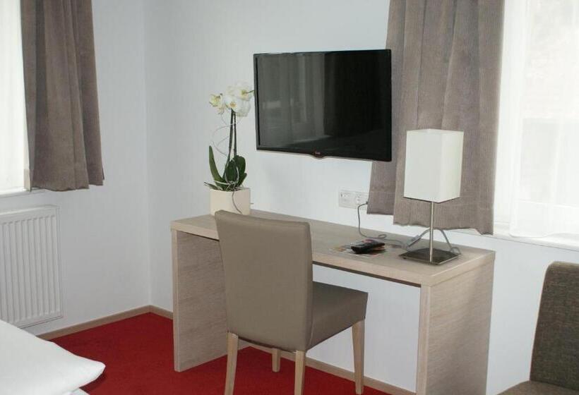 Standard Kolmen Hengen Huone, Gästehaus Brugger