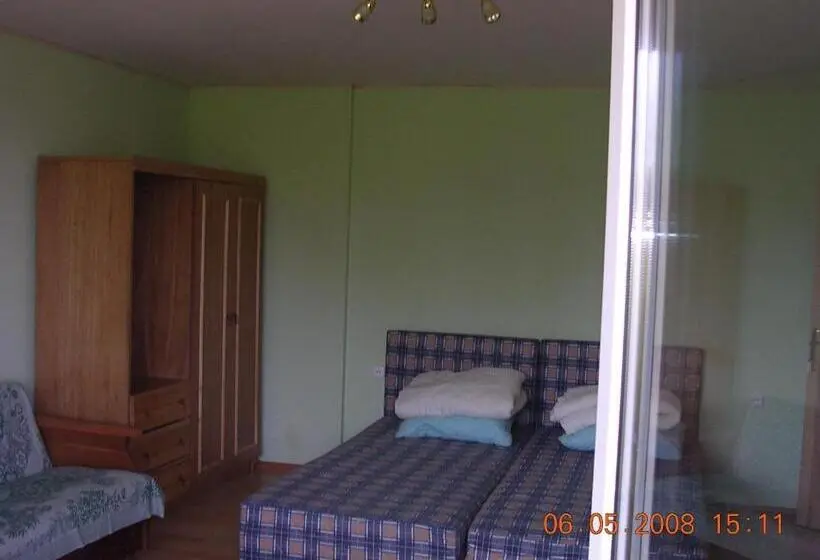 اتاق استاندارد سه نفره, Gulbės Namai