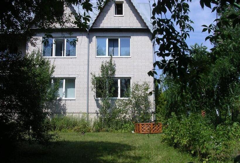 标准三人间, Gulbės Namai