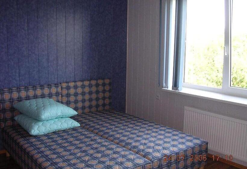 标准三人间, Gulbės Namai