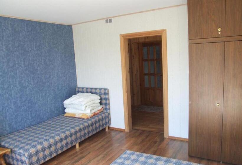 标准三人间, Gulbės Namai