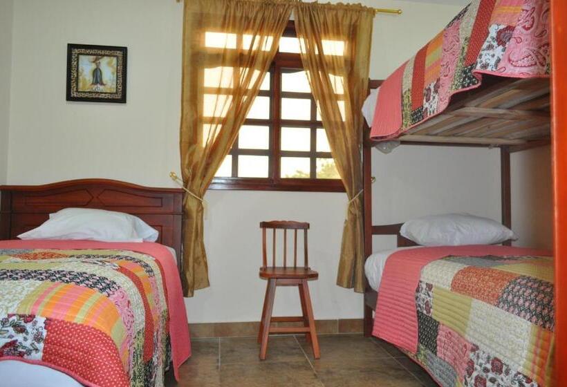 غرفة قياسية ثلاثية, Puerta Sol Inn