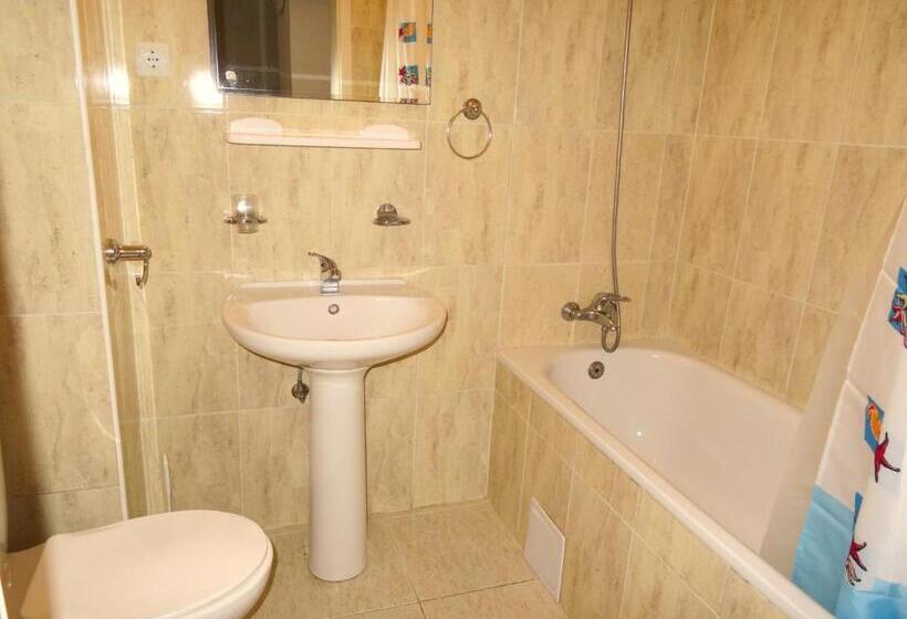 شقة غرفتين نوم مزودة بشُرفة, Club Topaz Apartments