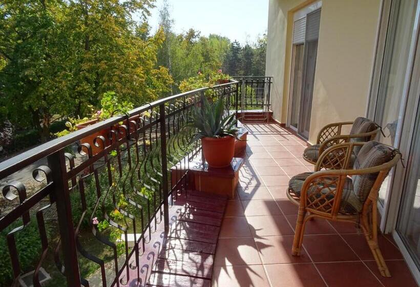 شقة غرفتين نوم مزودة بشُرفة, Club Topaz Apartments