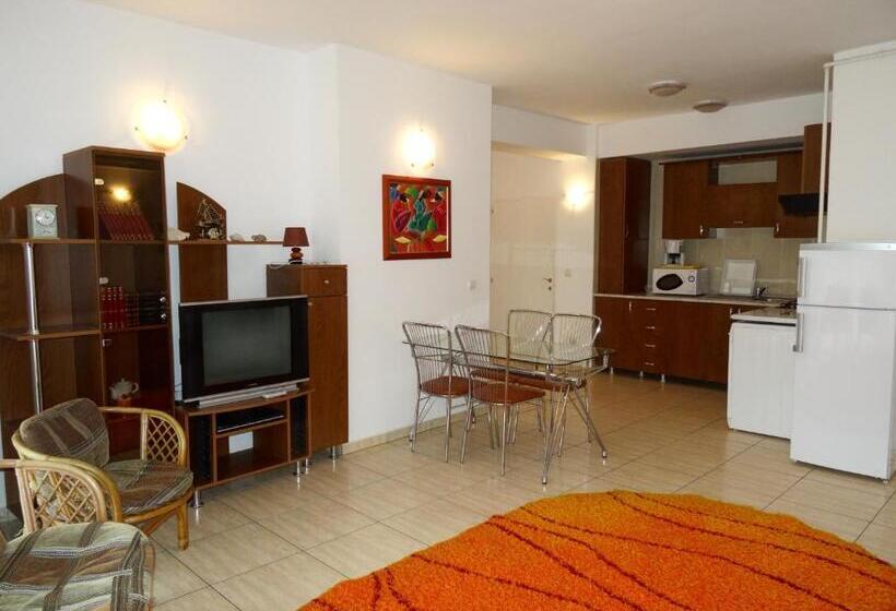 شقة غرفتين نوم مزودة بشُرفة, Club Topaz Apartments