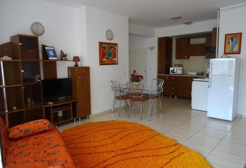 شقة غرفتين نوم مزودة بشُرفة, Club Topaz Apartments