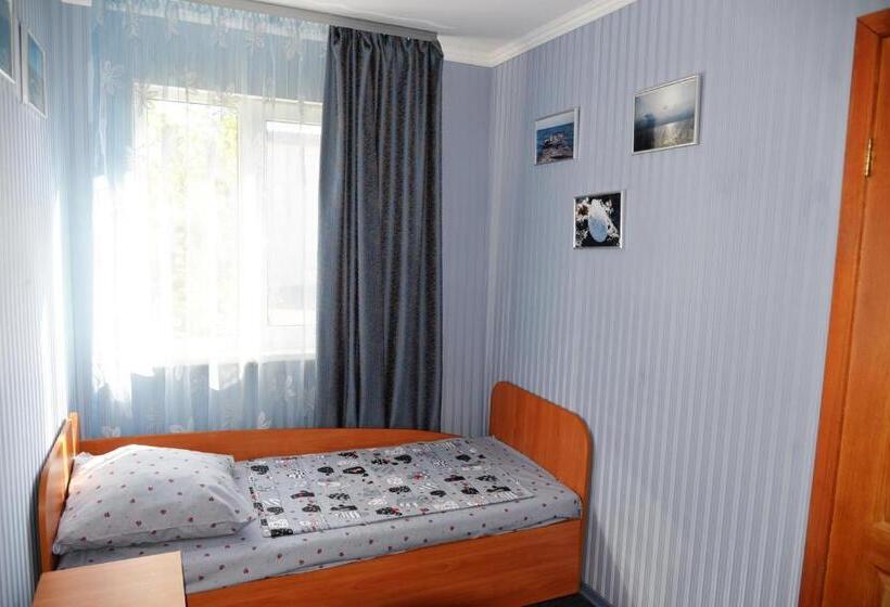 Superior Kolmen Hengen Huone, Domik Na Fontane