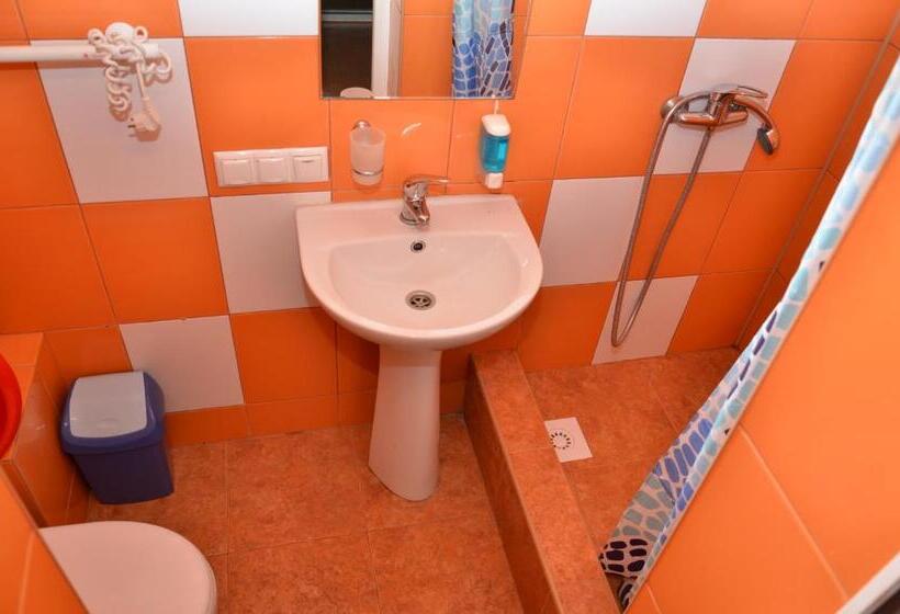 Superior Neljän Hengen Huone, Domik Na Fontane