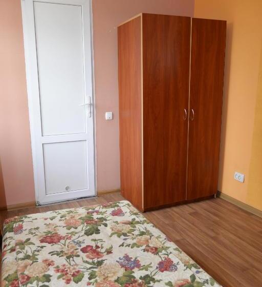 Standard Neljän Hengen Huone, Domik Na Fontane