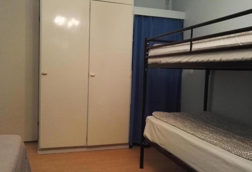 バスルーム共有のトリプルスタンダード, Guesthouse Outa