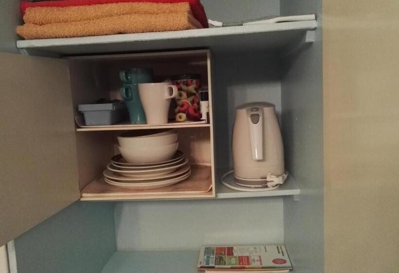 バスルーム共有のトリプルスタンダード, Guesthouse Outa