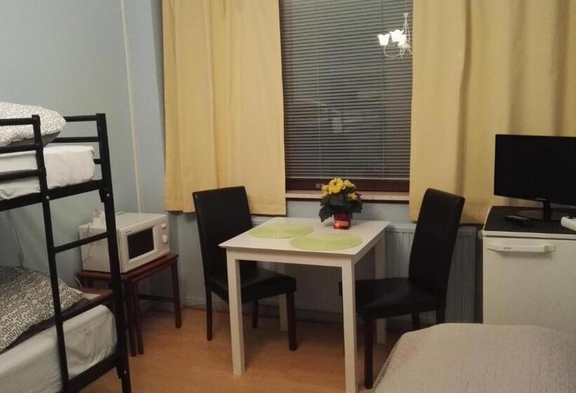 バスルーム共有のトリプルスタンダード, Guesthouse Outa