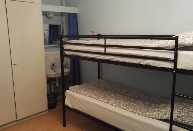 バスルーム共有のトリプルスタンダード, Guesthouse Outa