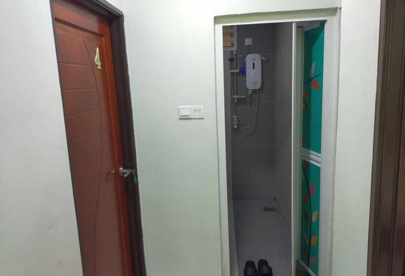 اتاق استاندارد با سرویس بهداشتی مشترک, Leaf Guest House