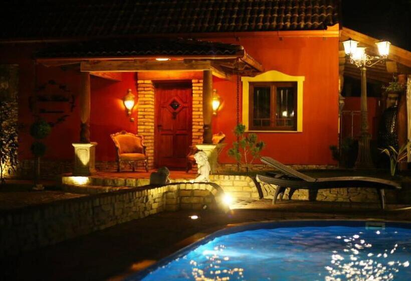 מיטת קינג בסוויטה, Villa Medici Vendégház