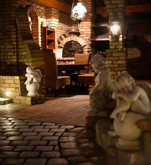 מיטת קינג בסוויטה, Villa Medici Vendégház