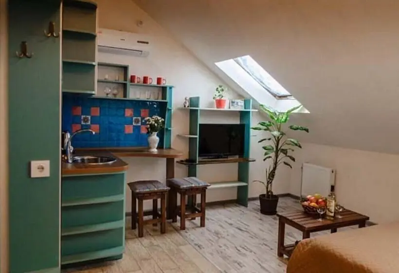 スーペリアスタジオ, Mini Hotel Glove House