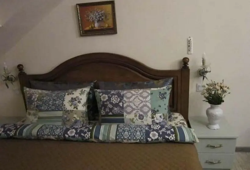 スーペリアスタジオ, Mini Hotel Glove House