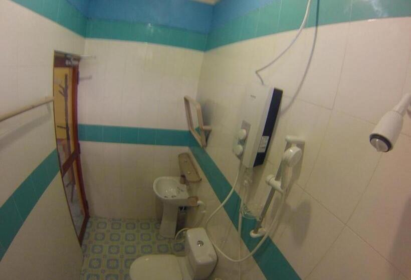 اتاق لوکس, Jail Break Surf Inn