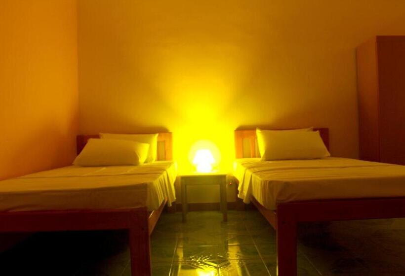 اتاق لوکس, Jail Break Surf Inn