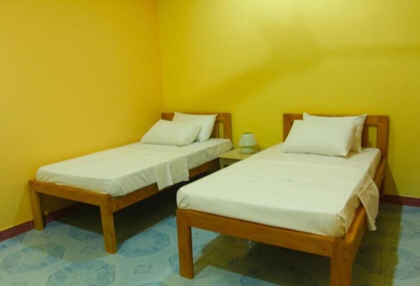 اتاق لوکس, Jail Break Surf Inn