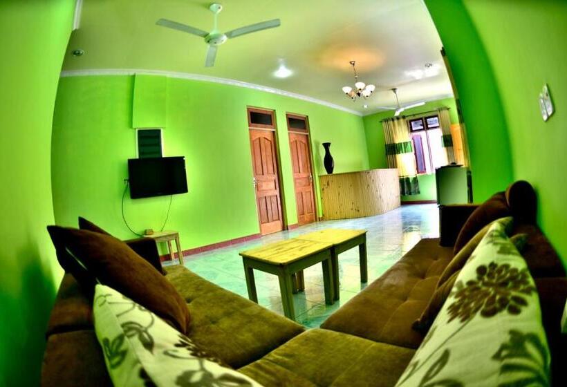 اتاق لوکس, Jail Break Surf Inn