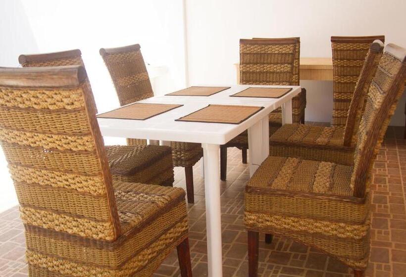 اتاق لوکس, Jail Break Surf Inn