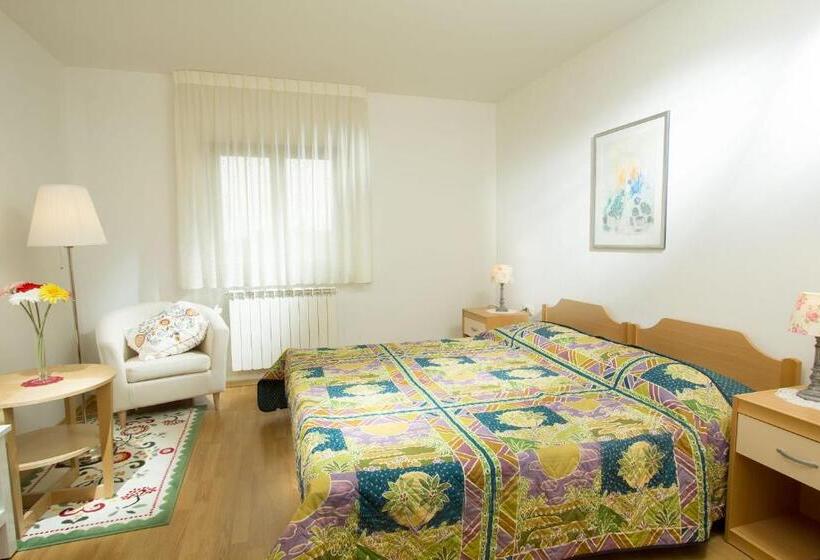 2 Bedroom Apartment Pool View, Valentina Guest House At Pintar Wine Estate