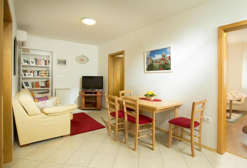 2 Bedroom Apartment Pool View, Valentina Guest House At Pintar Wine Estate