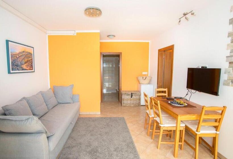 سوییت با چشمانداز استخر, Valentina Guest House At Pintar Wine Estate