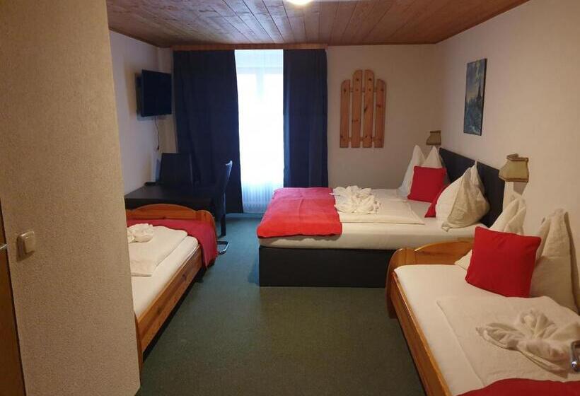 غرفة قياسية ثلاثية, Weisses Rössel Cavallo Bianco