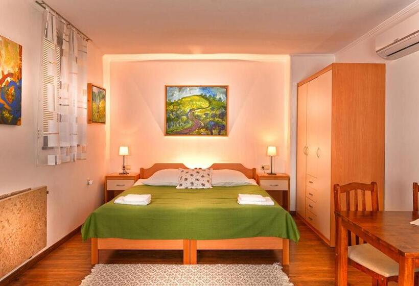 استودیوی استاندارد, Guesthouse Les