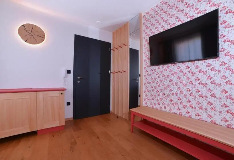 اتاق لوکس, Guesthouse Les