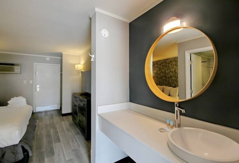 سوئیت با تخت بزرگ, Waikiki Village Retro