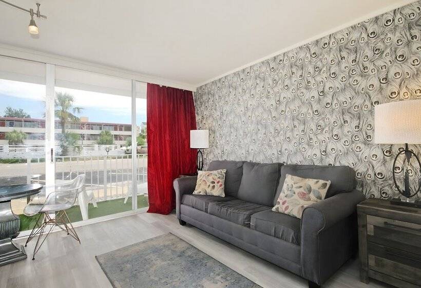 سوئیت با تخت بزرگ, Waikiki Village Retro