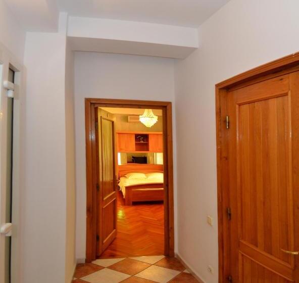 سوییت خانوادگی, Vila A&b