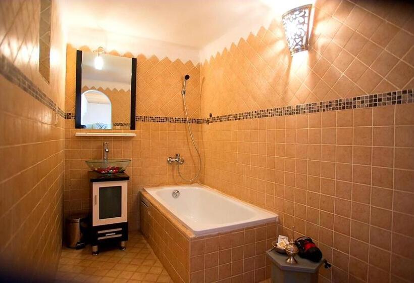 컴포트 룸, Riad Safir