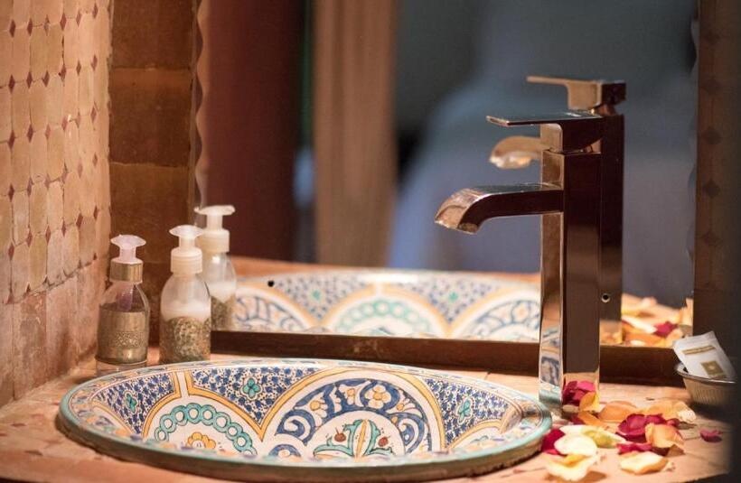 컴포트 룸, Riad Safir