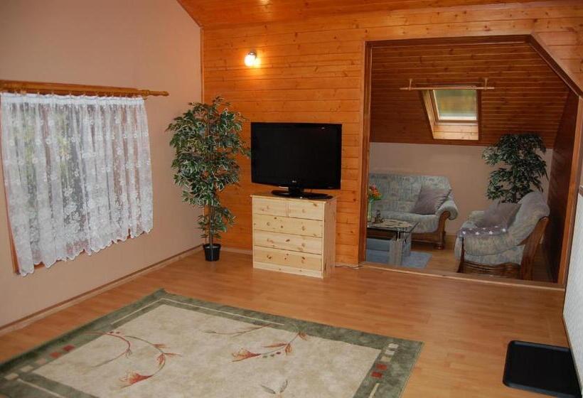 Люкс, Penzion A Restaurace U Mámy