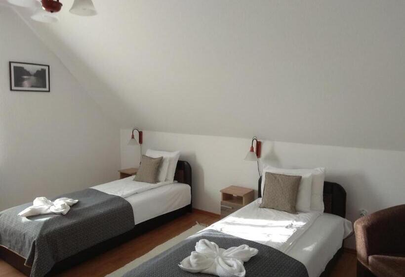 Family Suite, Nádas Panzió