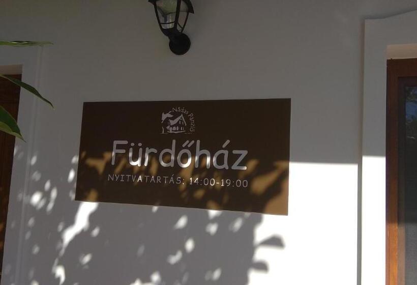 家庭套房, Nádas Panzió