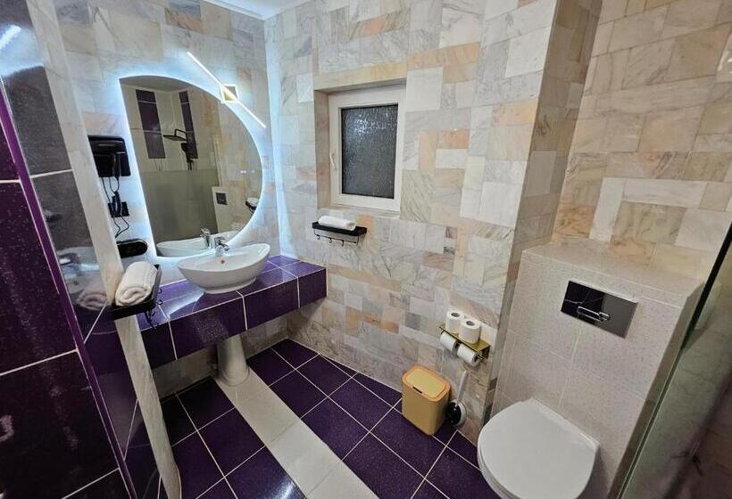 اتاق لوکس, Amethyst House