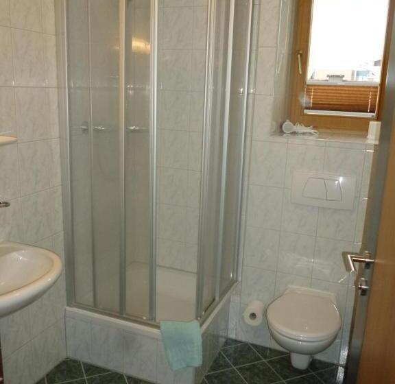 غرفة عائلية مطلّة علي الجبل, Pension Theresa