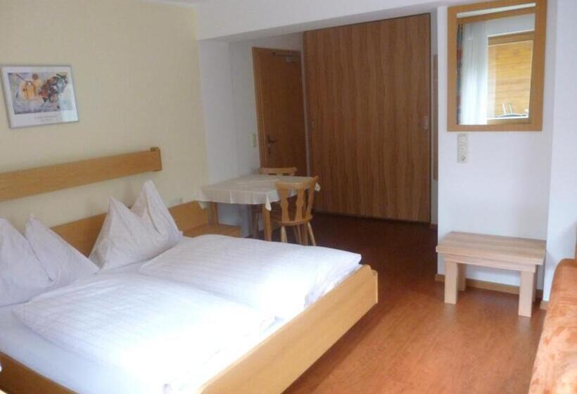 غرفة عائلية مطلّة علي الجبل, Pension Theresa