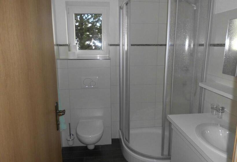 غرفة عائلية مطلّة علي الجبل, Pension Theresa